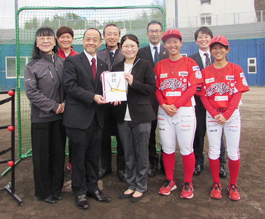 広島市信用金庫SDGs私募債発行記念 はつかいちサンブレイズへの寄付